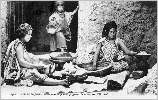 Femmes prparant le couscous